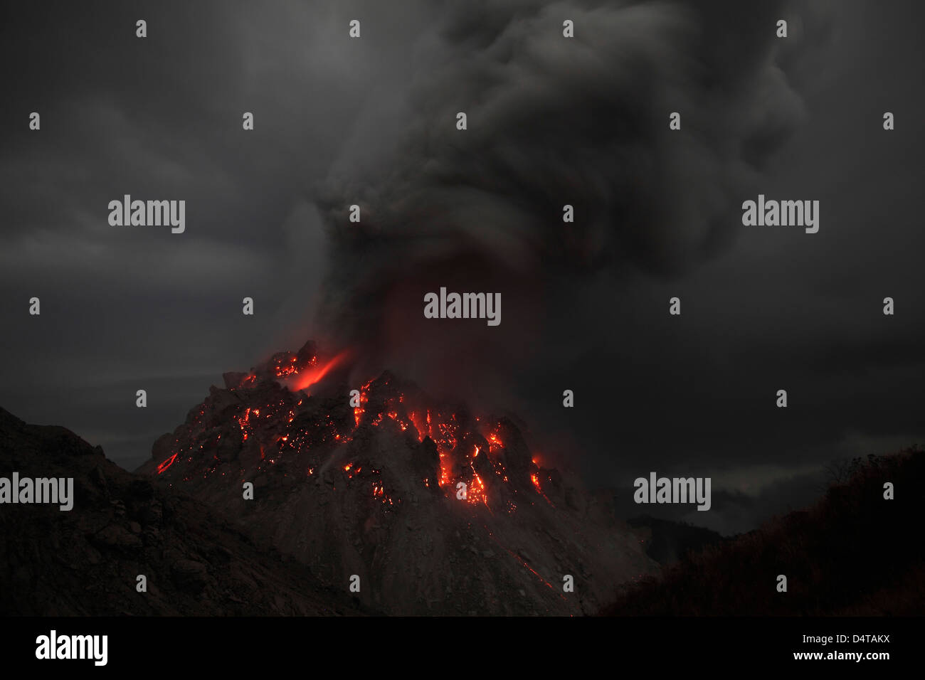 30 novembre 2012 - incandescente Rerombola cupola lavica del vulcano Paluweh cenere durante la fase di sfiato, Flores, Indonesia. Foto Stock
