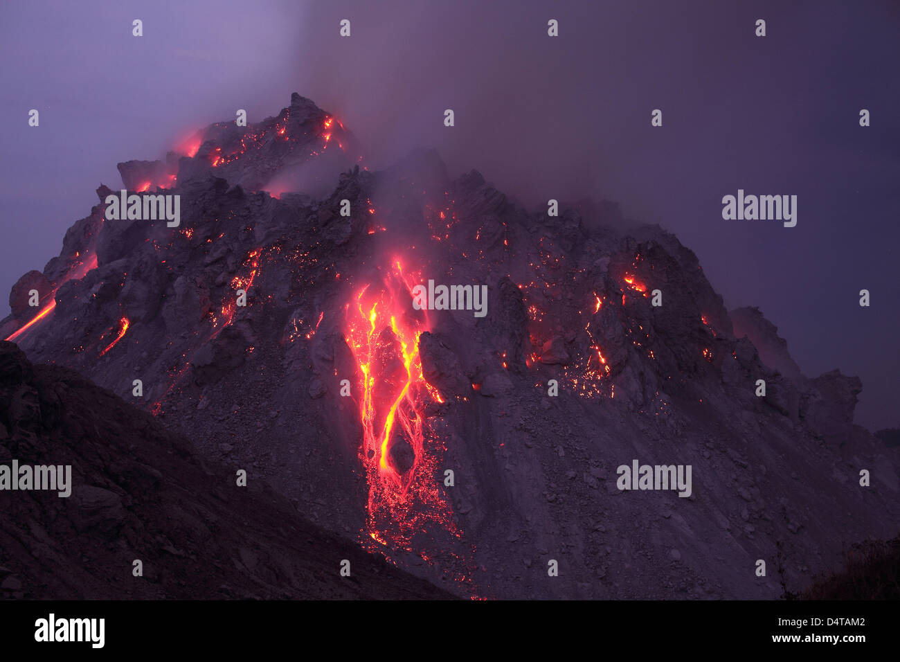 30 novembre 2012 - incandescente Rerombola duomo di lava incandescente con deposito di caduta massi, Paluweh vulcano, Flores, Indonesia. Foto Stock