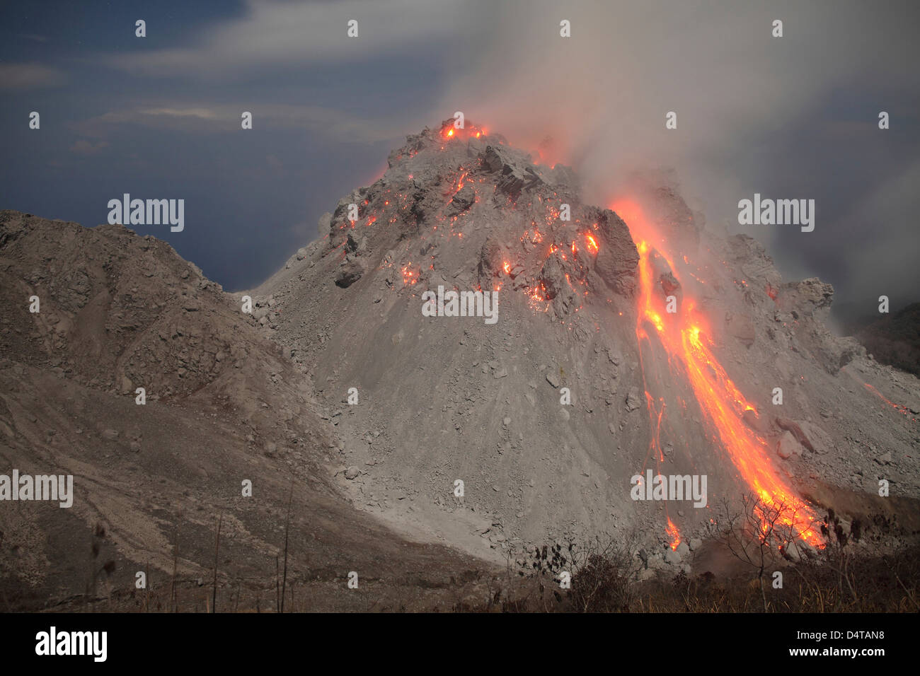 1 dicembre 2012 - cadute di massi incandescenti a Rerombola cupola lavica del vulcano Paluweh durante l eruzione del 2012, Flores, Indonesia. Foto Stock