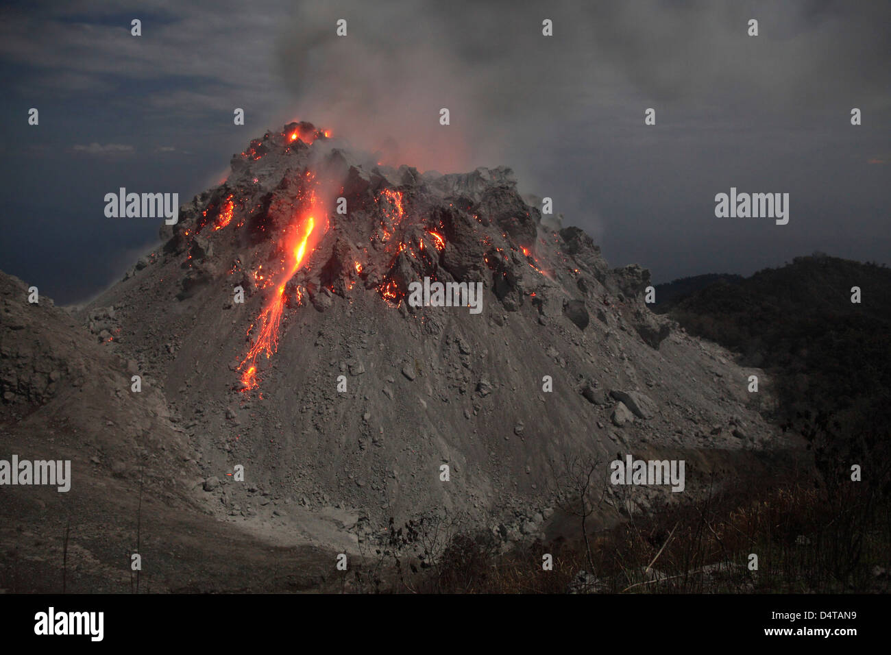 1 dicembre 2012 - incandescente Rerombola cupola lavica del vulcano Paluweh durante l eruzione del 2012, Flores, Indonesia. Foto Stock