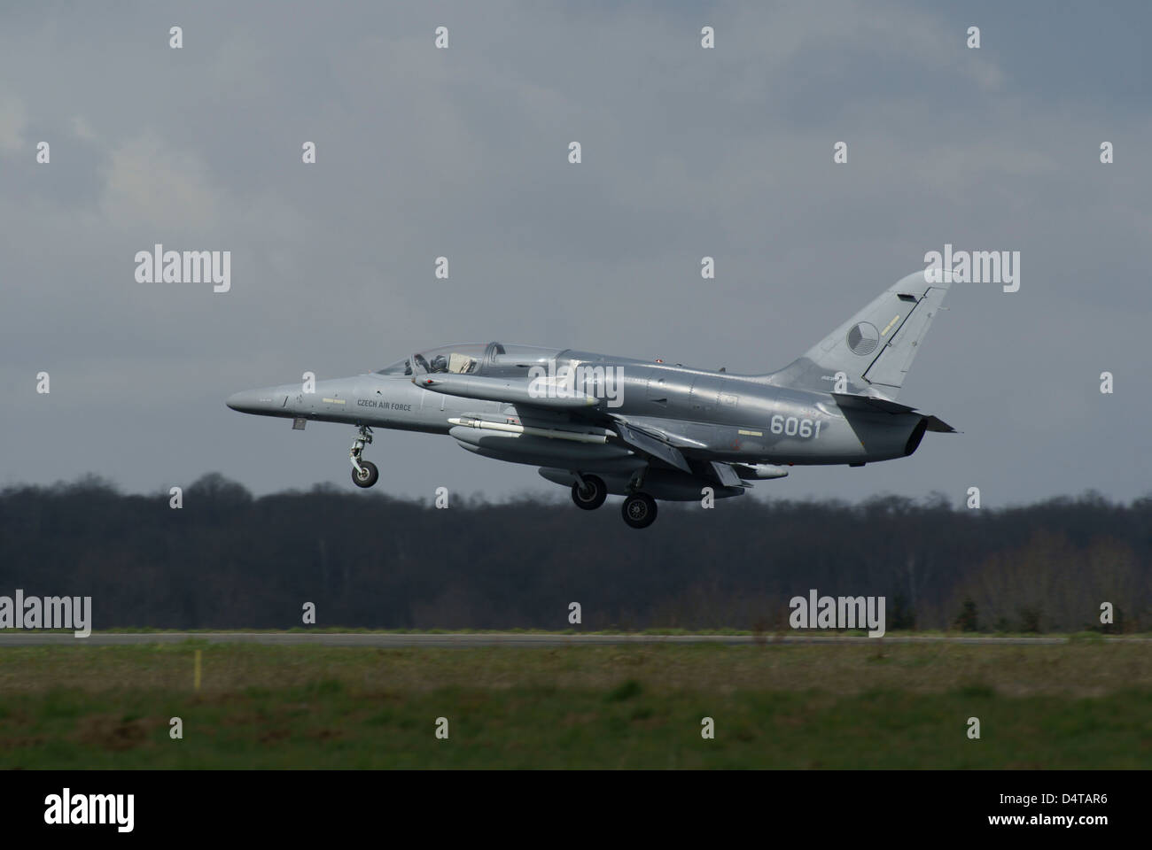 Un Aero L-159 aerei della Czech Air Force di decollo, Florennes, Belgio. Foto Stock