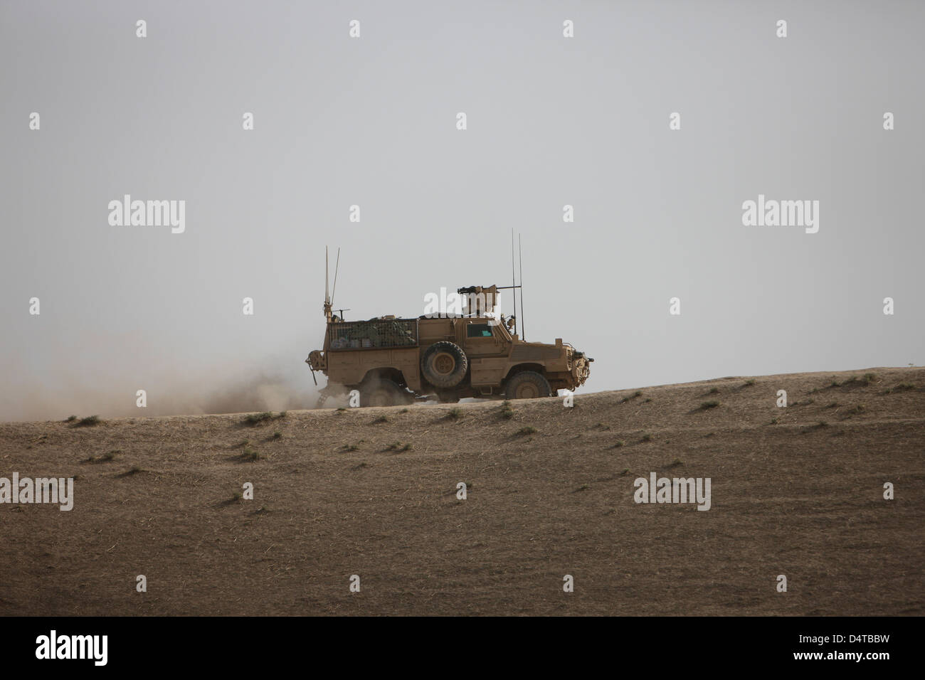 Un veicolo MRAP pattuglie per la cresta di un wadi vicino a Kunduz, Afghnanistan. Foto Stock