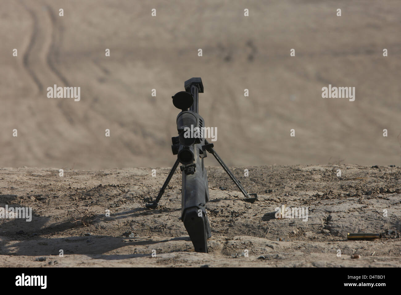 La Barrett M82A1 sniper rifle e trascorso le cartucce sulla sommità di un wadi nel nord dell'Afghanistan. Foto Stock