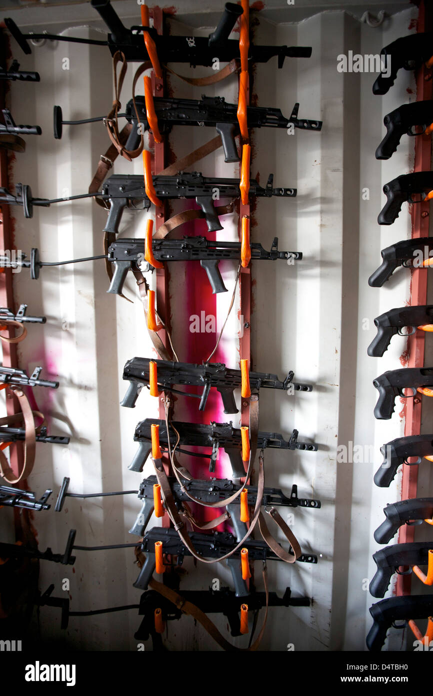 AKM fucili di assalto allineate sulla parete nell'armeria. Foto Stock