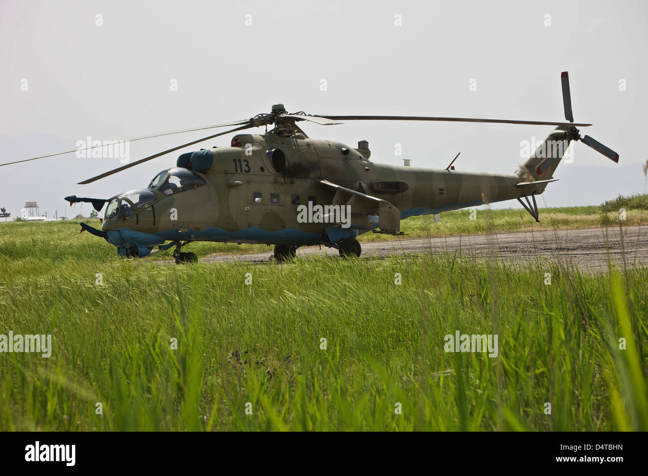 Un Mi-35 elicottero attacco azionato dall'esercito nazionale afghano Air Corp a Kunduz Airfield, Afghanistan settentrionale. Foto Stock