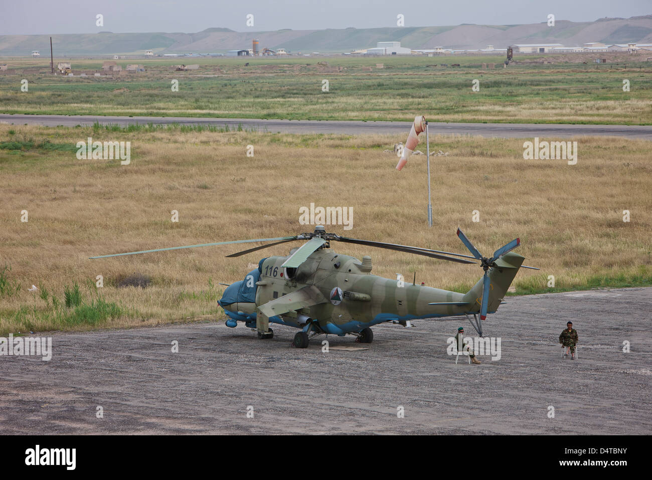 Esercito afghano soldati di guardia Mi-35 elicottero d'assalto. Foto Stock