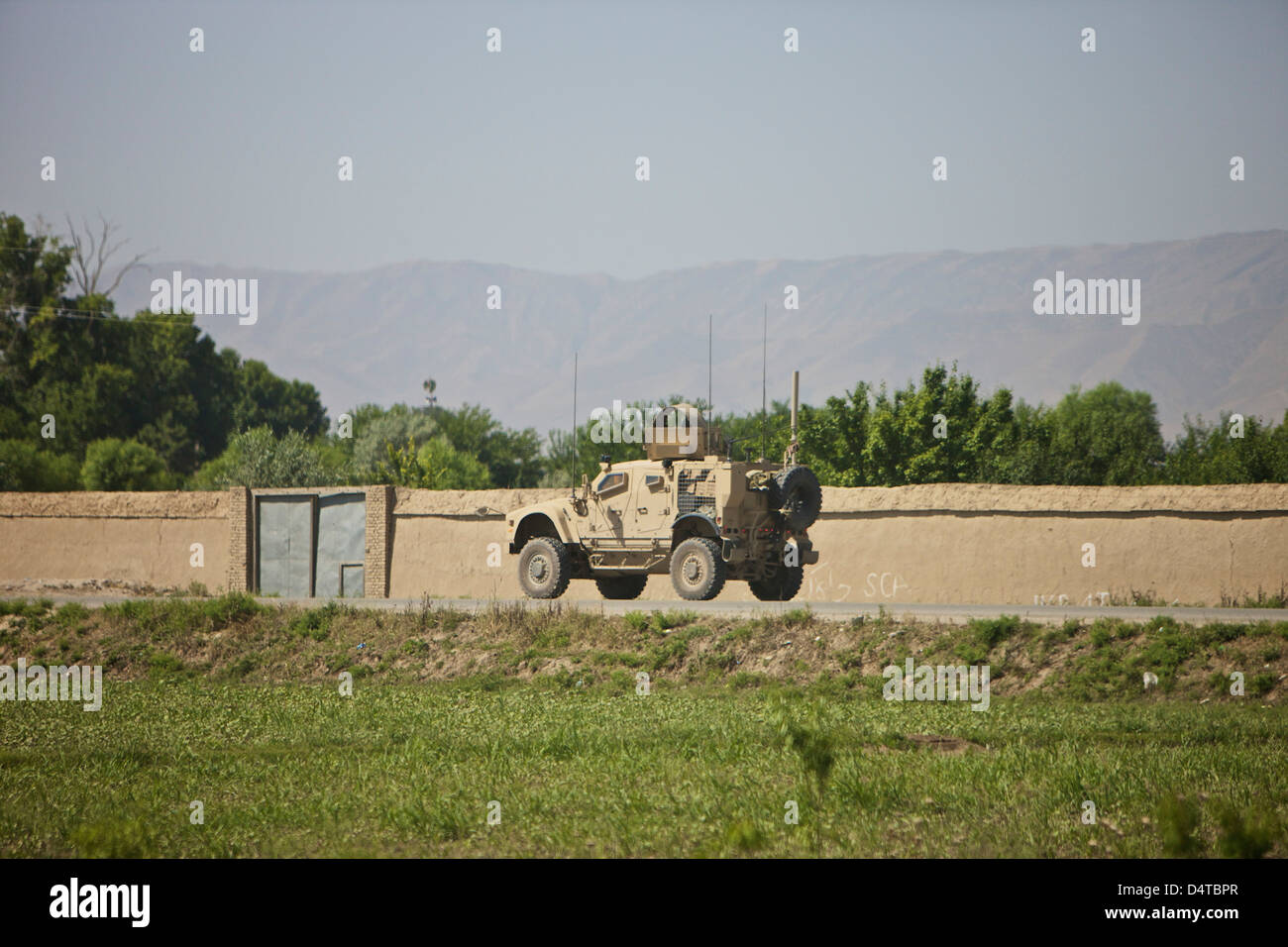 Un M-ATV auto verso sud sulla A7 verso Aliabad da Kunduz, Afghanistan. Foto Stock