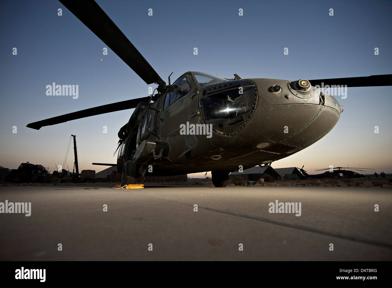 Un UH-60L Blackhawk si siede sul suo pad al tedesco PRT in Afghanistan. Foto Stock