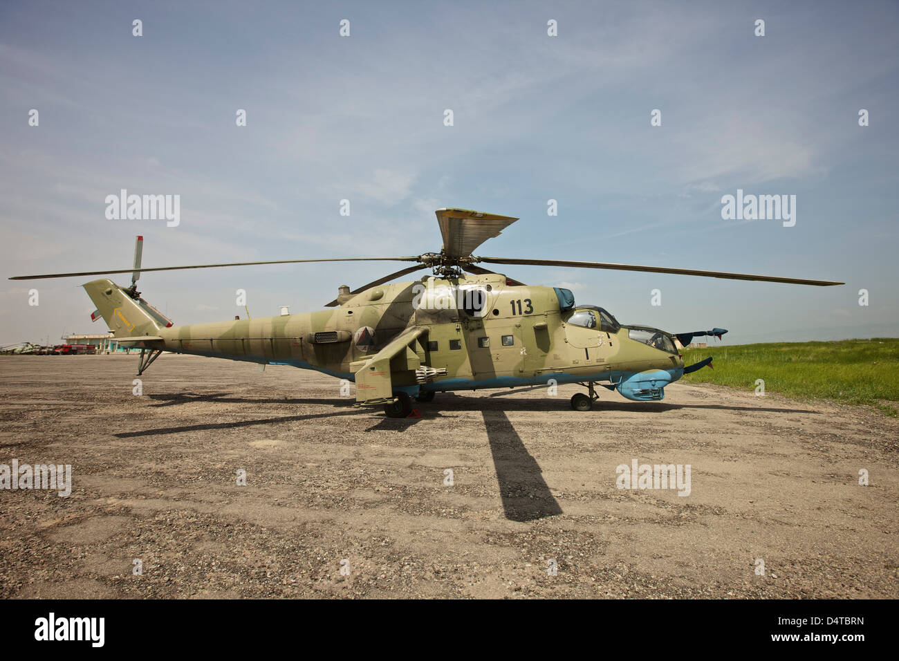 Un Mi-35 elicottero attacco azionato dall'esercito nazionale afghano Air Corp a Kunduz Airfield, Afghanistan settentrionale. Foto Stock