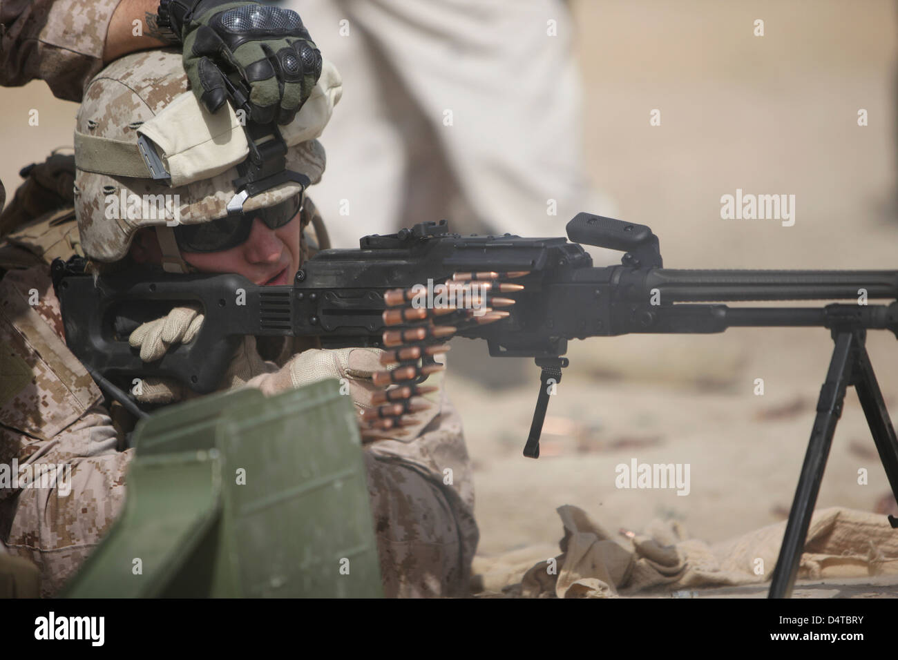 Stati Uniti Sparo marino PK 7,62 mm general-purpose pistola della macchina in corrispondenza di un poligono di tiro vicino a Kunduz, Afghanistan. Foto Stock