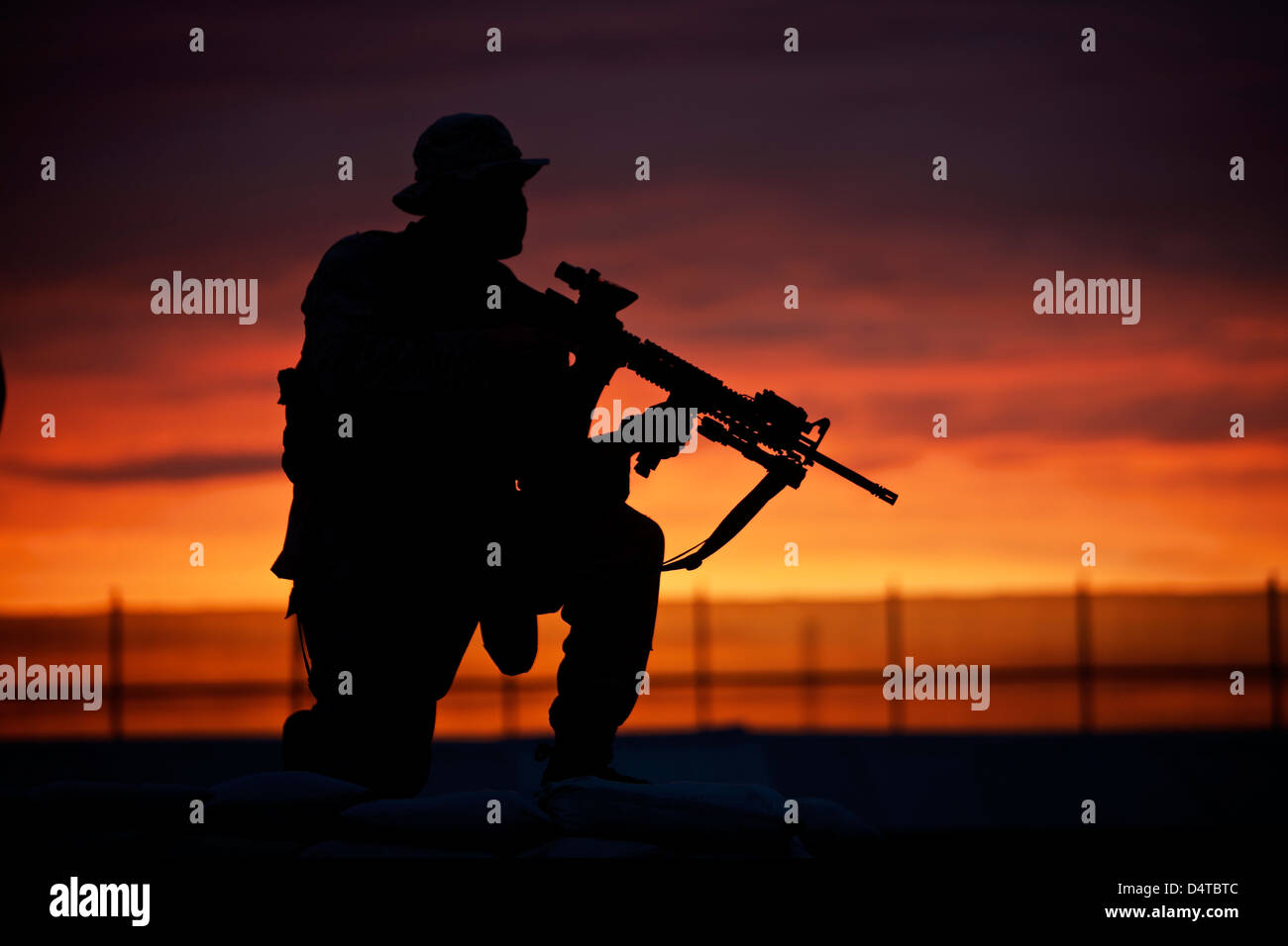 Silhouette di un Marine degli Stati Uniti su un bunker al tramonto nel nord dell'Afghanistan. Foto Stock