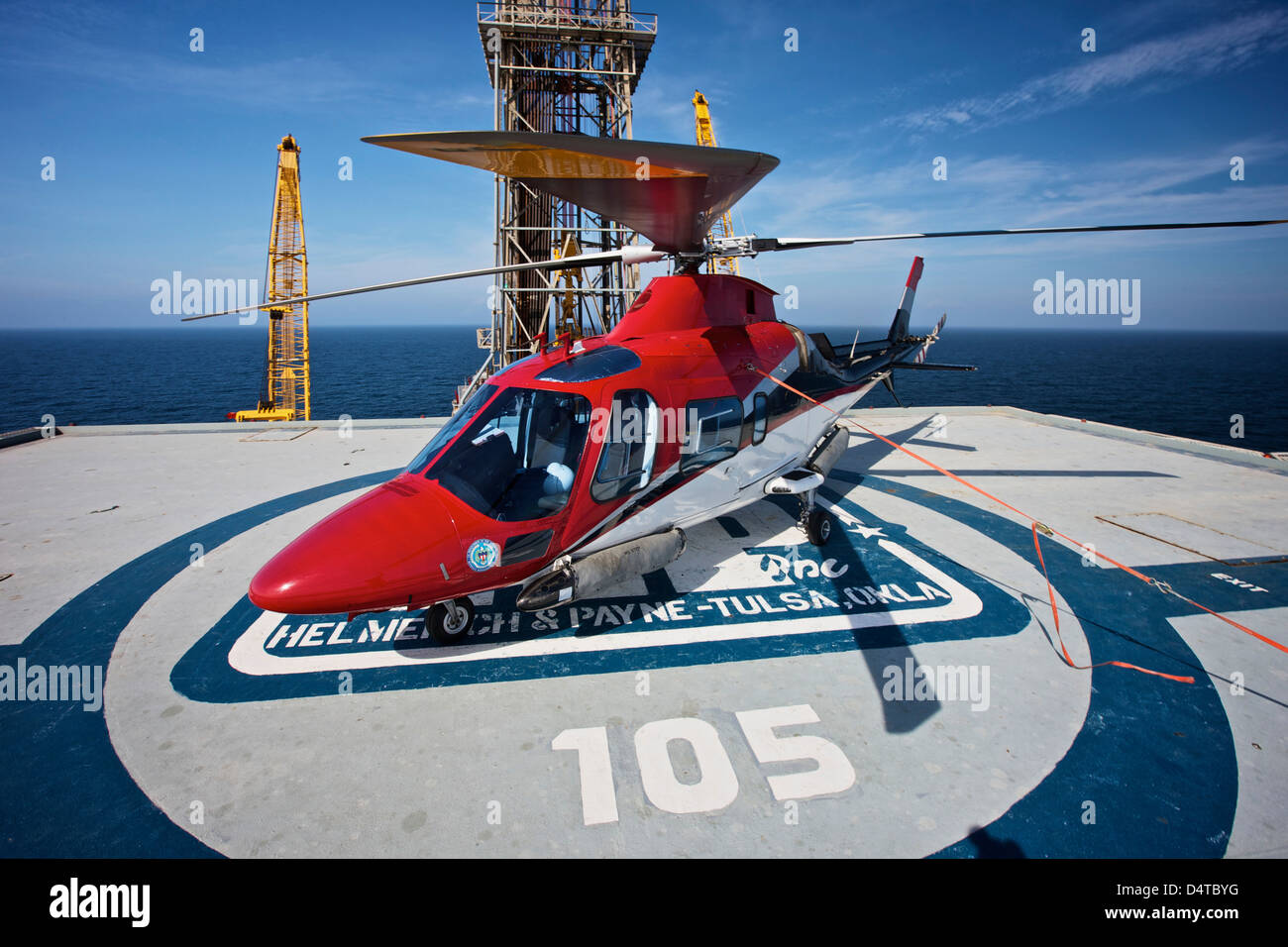 AgustaWestland AW109E elicottero parcheggiato su un eliporto di una piattaforma petrolifera nel Golfo del Messico. Foto Stock