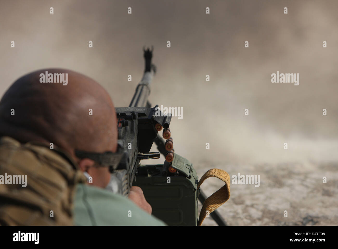 Stati Uniti Il contraente la cottura automatica di PKM 7.62 mitragliatrice sul poligono di tiro a Kunduz, Afghanistan. Foto Stock