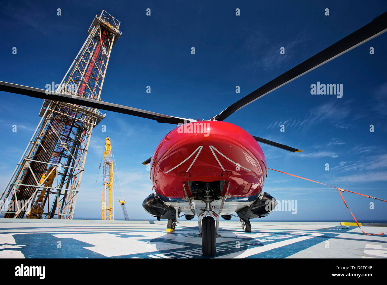 AgustaWestland AW109E elicottero parcheggiato su un eliporto di una piattaforma petrolifera nel Golfo del Messico. Foto Stock