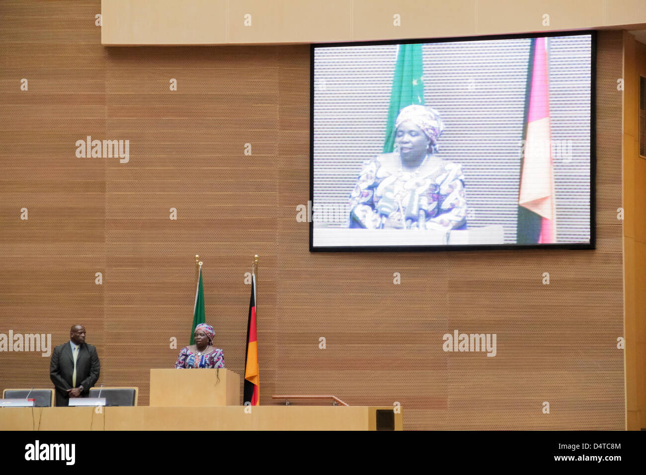 Etiopia ad Addis Abeba - marzo 18: Dr. Nkosazana Dlamini-Zuma, Presidente dell'AUC, dà un discorso di benvenuto A SUA ECCELLENZA IL SIGNOR Joachim Gauck, Presidente della Repubblica federale di Germania in Etiopia ad Addis Abeba il 18 marzo 2013 Foto Stock