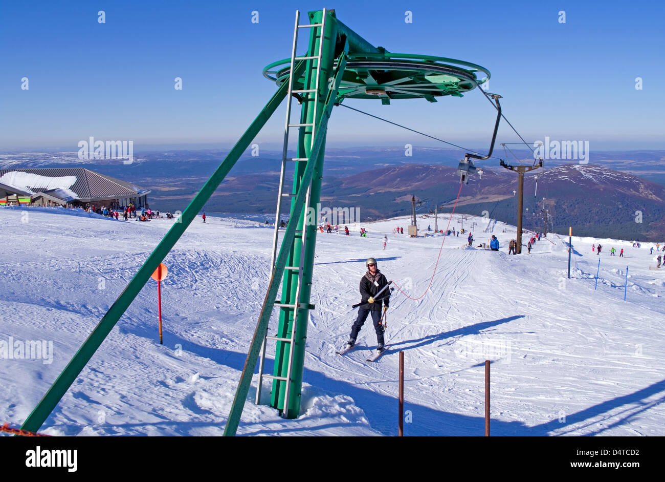 Sciatore su Coire na Ciste t-barra di traino sci ,Cairngorm Mountain Ski Center, Aviemore, Highlands scozzesi UK Foto Stock