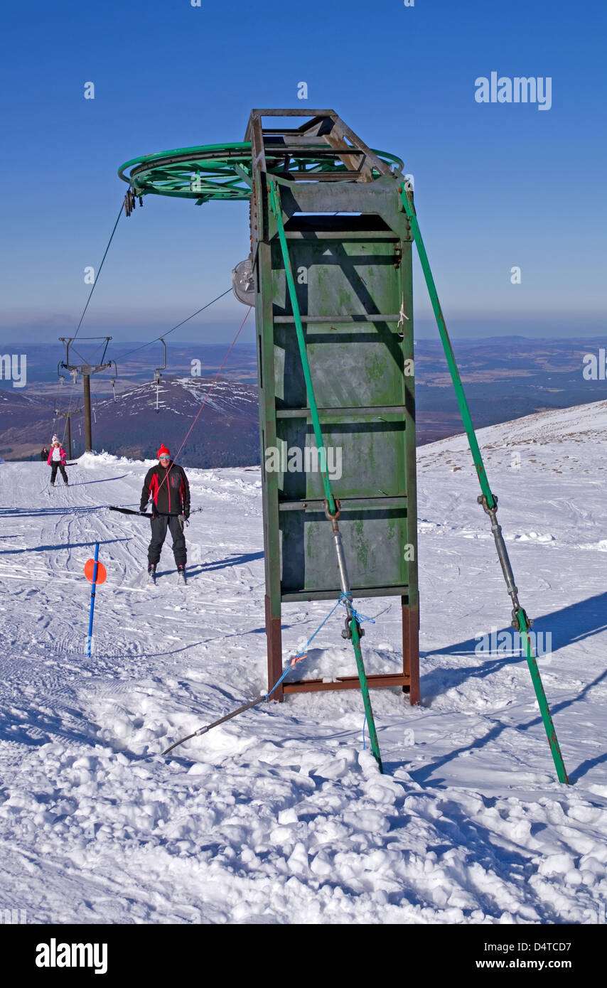 Gli sciatori sulla Pernice bianca t-barra di traino sci, Cairngorm Mountain Ski Center, Aviemore, Cairngorms National Park, Highlands scozzesi, REGNO UNITO Foto Stock