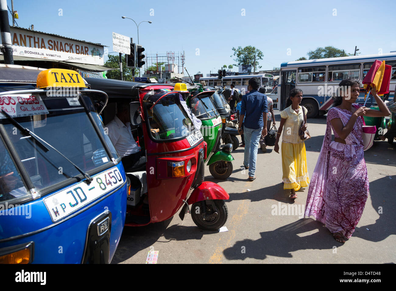 Un tuk tuk in attesa nella strade di Colombo, Sri Lanka Foto Stock