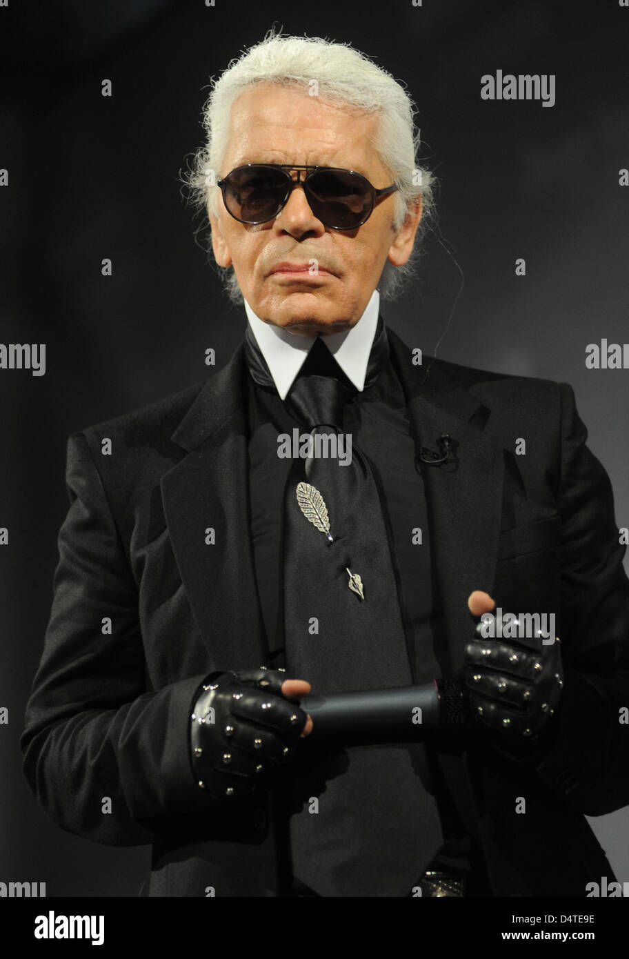 Il tedesco stilista Karl Lagerfeld mostrato durante la sua mostra presso il Museo di Arte Moderna di Passau, Germania, 28 ottobre 2009. Lagerfeld ha ricevuto il ?Menschen in Europa premio? (Gli esseri umani in Europa Award) dalla casa editrice ?Verlagsgruppe Passau?. La casa editrice percepisce Lagerfeld come un artista universale e onorato la sua vita?s. Al momento, Passau presenta anche t Foto Stock