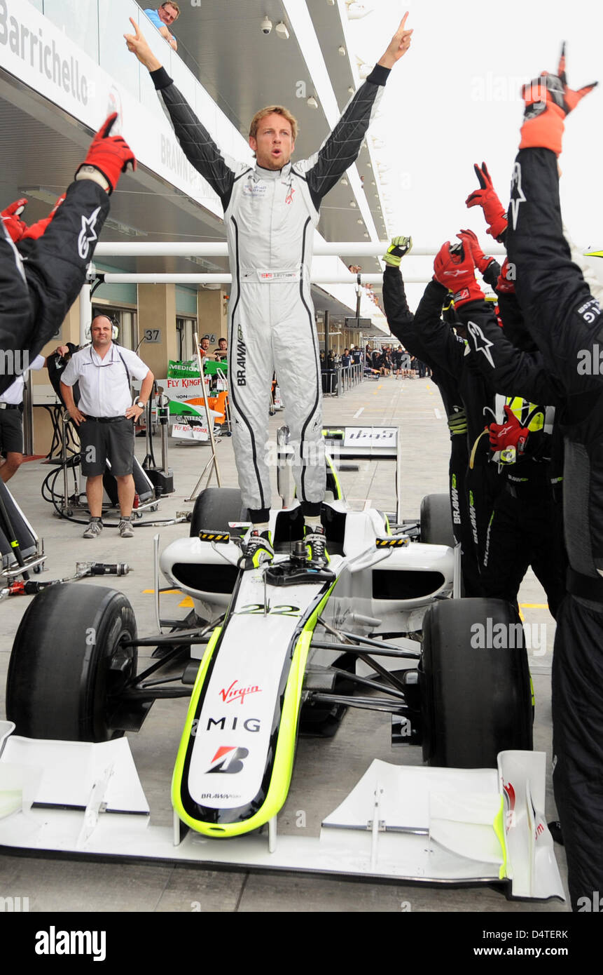 British driver di Formula Uno Jenson Button della Brawn GP mimi una vittoriosa posano per una televisione commerciale a la nuova costruzione di Yas Marina Circuit Race Track in Abu Dhabi, Emirati Arabi Uniti, 30 ottobre 2009. La fanciulla Formula 1 Gran Premio di Abu Dhabi si terrà il 01 novembre 2009. Foto: Peter Steffen Foto Stock