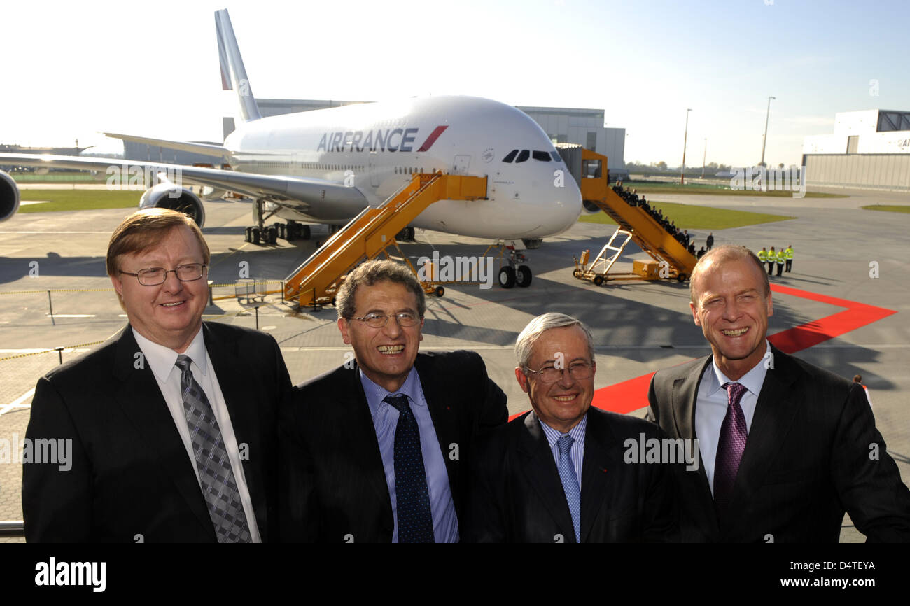 Tom Enders (R), CEO e capo di Airbus, Pierre-Henri Gourgeon (2-R), amministratore delegato della compagnia aerea Air France KLM, Jean-Cyril Spinetta (2-L), presidente di Air France KLM, e James Moravecek, presidente di Engine Alliance, posizionarsi di fronte al Airbus A380 all'impianto di Airbus in Hamburg-Finkenwerder, Germania, 30 ottobre 2009. Francese Air France è la prima compagnia aerea europea a mettere un A380 in opera Foto Stock