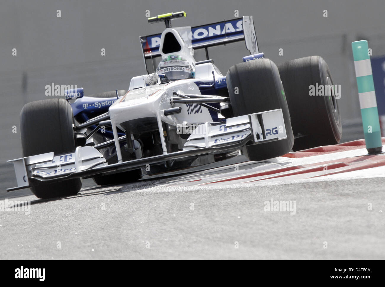 Tedesco di Formula One driver Nick Heidfeld della BMW Sauber prende una chicane durante la seconda sessione di prove libere a Yas Marina Circuit di Abu Dhabi, Emirati Arabi Uniti, 30 ottobre 2009. La fanciulla Formula 1 Gran Premio di Abu Dhabi tenutasi il 01 novembre 2009 sarà l'ultimo GP di F1 per la BMW Sauber, Heidfeld?s futuro in Formula Uno è ancora incerta. Foto: Jens BUETTNER Foto Stock