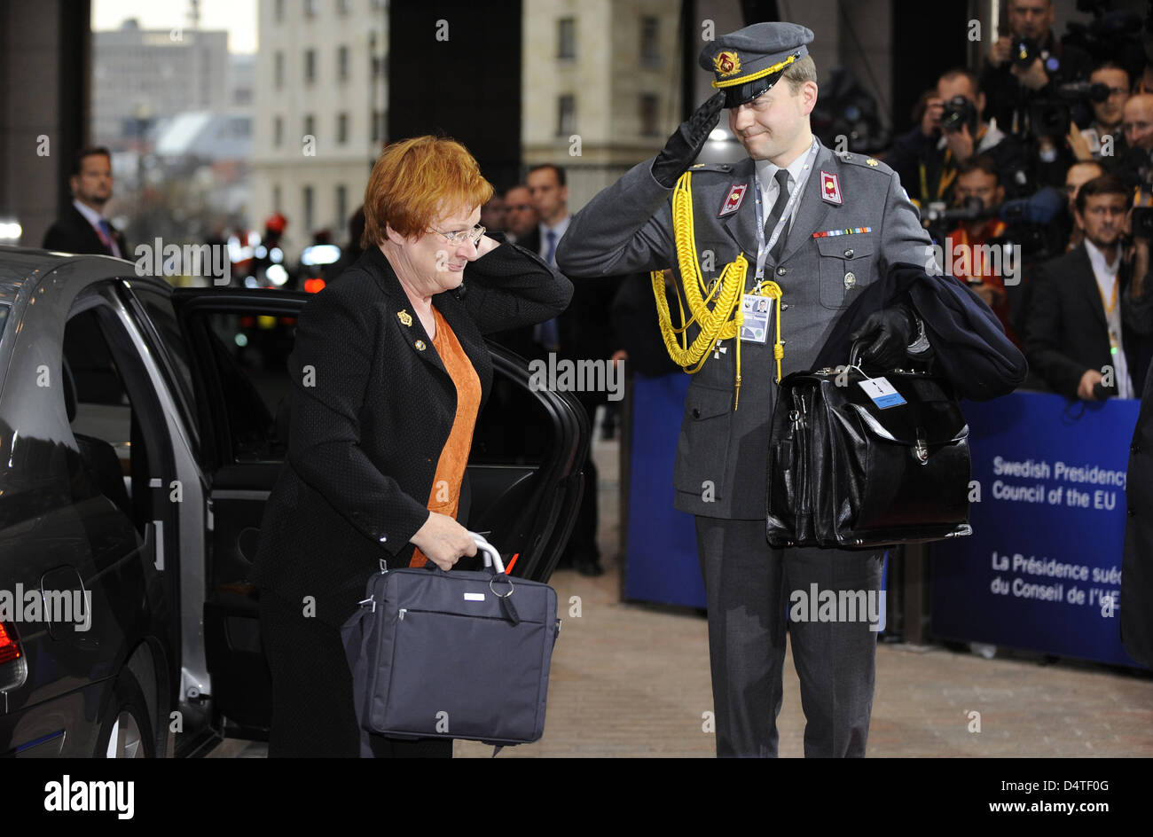 Il Presidente finlandese Tarja Halonen (L) arriva per il vertice Ue di Bruxelles, Belgio, 29 ottobre 2009. Foto: ACHIM SCHEIDEMANN Foto Stock