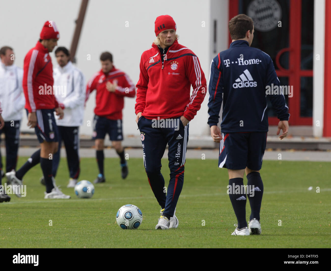 Il Bayern Monaco di Baviera?s Anatoliy Tymoshchuk e Alexander Baumjohann (R) nella foto durante una sessione di formazione sulle basi di formazione del Bayern Monaco di Baviera A Monaco di Baviera, Germania, 04 novembre 2009. Dopo la sconfitta 0-2 attraverso Girondins Bordeaux, Bayern Monaco potrebbe presto essere buttato fuori della Champions League. Foto: Lukas Barth Foto Stock