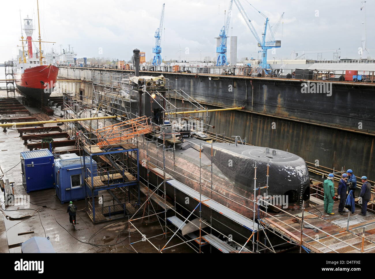 Das Museumsfeuerschiff 'Amrumbank' liegt am Mittwoch (04.11.2009) hinter dem U-Boot 'U 16' der Deutschen Marine Schwimmdock im der Nordseewerke di Emden. Das einst in der Deutschen Bucht stationierte Feuerschiff befindet sich normalerweise auf seinem Liegplatz im Museumshafen Emder am Ratsdelft. Auf der Werft soll das dringend reparaturbedürftige Seezeichen besonders am Vorderschif Foto Stock