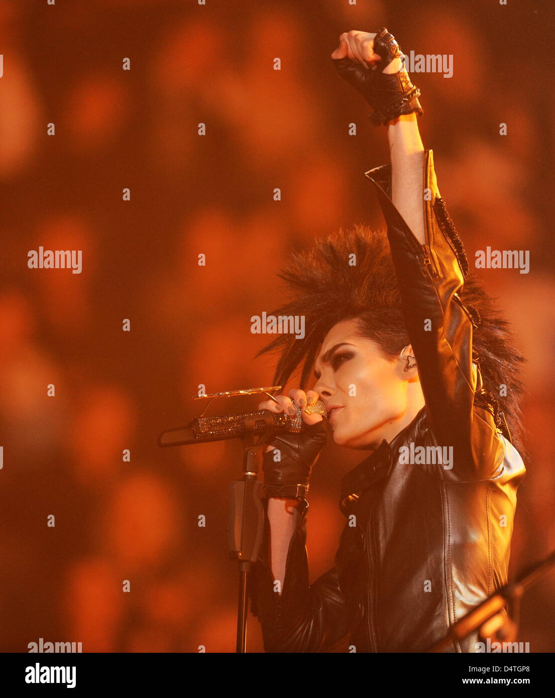 Bill Kaulitz dei Tokio Hotel esegue durante gli MTV Europe Music Awards alla O2 World di Berlino, Germania, 05 novembre 2009. MTV ha scelto Berlino per la cerimonia come l'anno 2009 segna il ventesimo anniversario della caduta del muro di Berlino. Foto: Rainer Jensen Foto Stock
