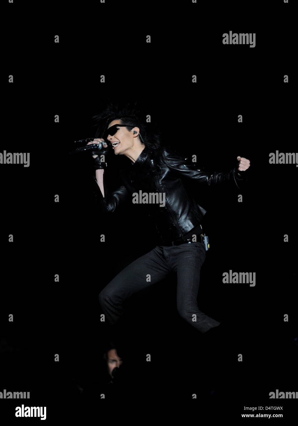Bill Kaulitz dei Tokio Hotel esegue durante gli MTV Europe Music Awards alla O2 World di Berlino, Germania, 05 novembre 2009. MTV ha scelto Berlino per la cerimonia come l'anno 2009 segna il ventesimo anniversario della caduta del muro di Berlino. Foto: Rainer Jensen Foto Stock