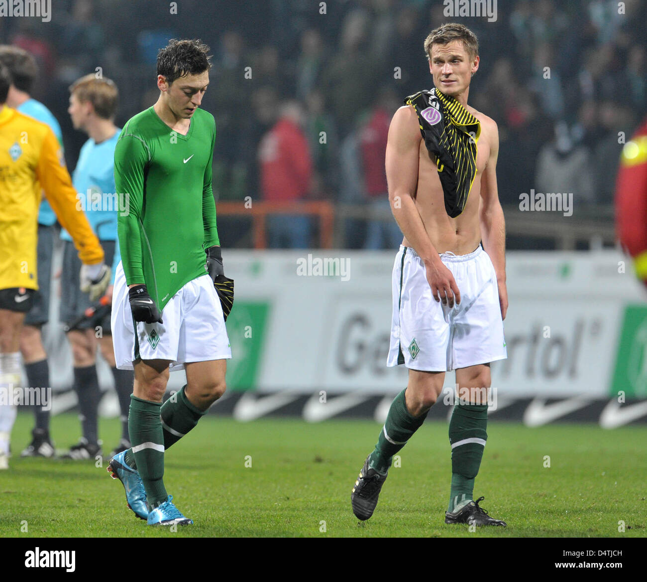 Brema?s Markus Rosenberg (R) e Mesut Ozil lasciare il campo dopo il match della Bundesliga Werder Brema vs Borussia Dortmund a Stadio Weser di Brema, Germania, 08 novembre 2009. Foto: CARMEN JASPERSEN Foto Stock