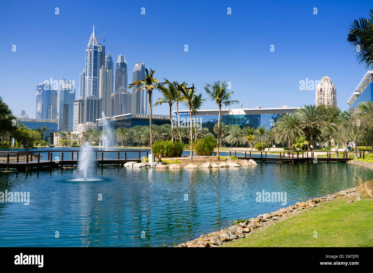 Edifici per uffici e il lago a Dubai Internet City negli Emirati Arabi Uniti EMIRATI ARABI UNITI Foto Stock