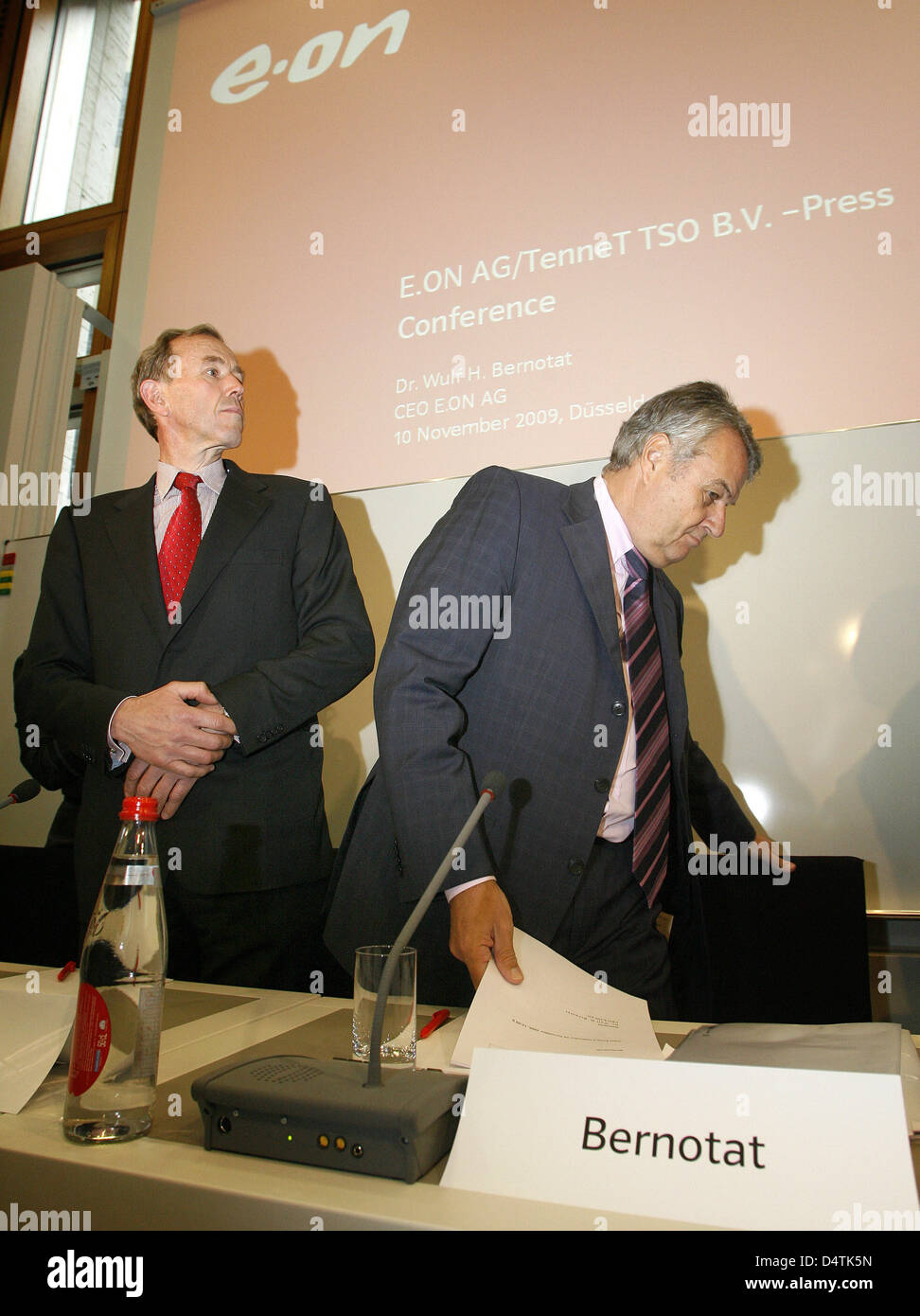 Wulf H. Bernotat (R), CEO di E.ON AG, e Mel Kroon, CEO di TennT B.V., dare un comunicato stampa a E.ON sede in Duesseldorf, Germania, 09 novembre 2009. Il tedesco fornitore di energia E.ON venderà la sua unità di rete ?Transpower Stromuebertragungs GmbH? Per di proprietà dello Stato olandese TenneT ??. Il contratto entrerà in vigore il 31 dicembre 2009. Foto: ROLAND WEIHRAUCH Foto Stock