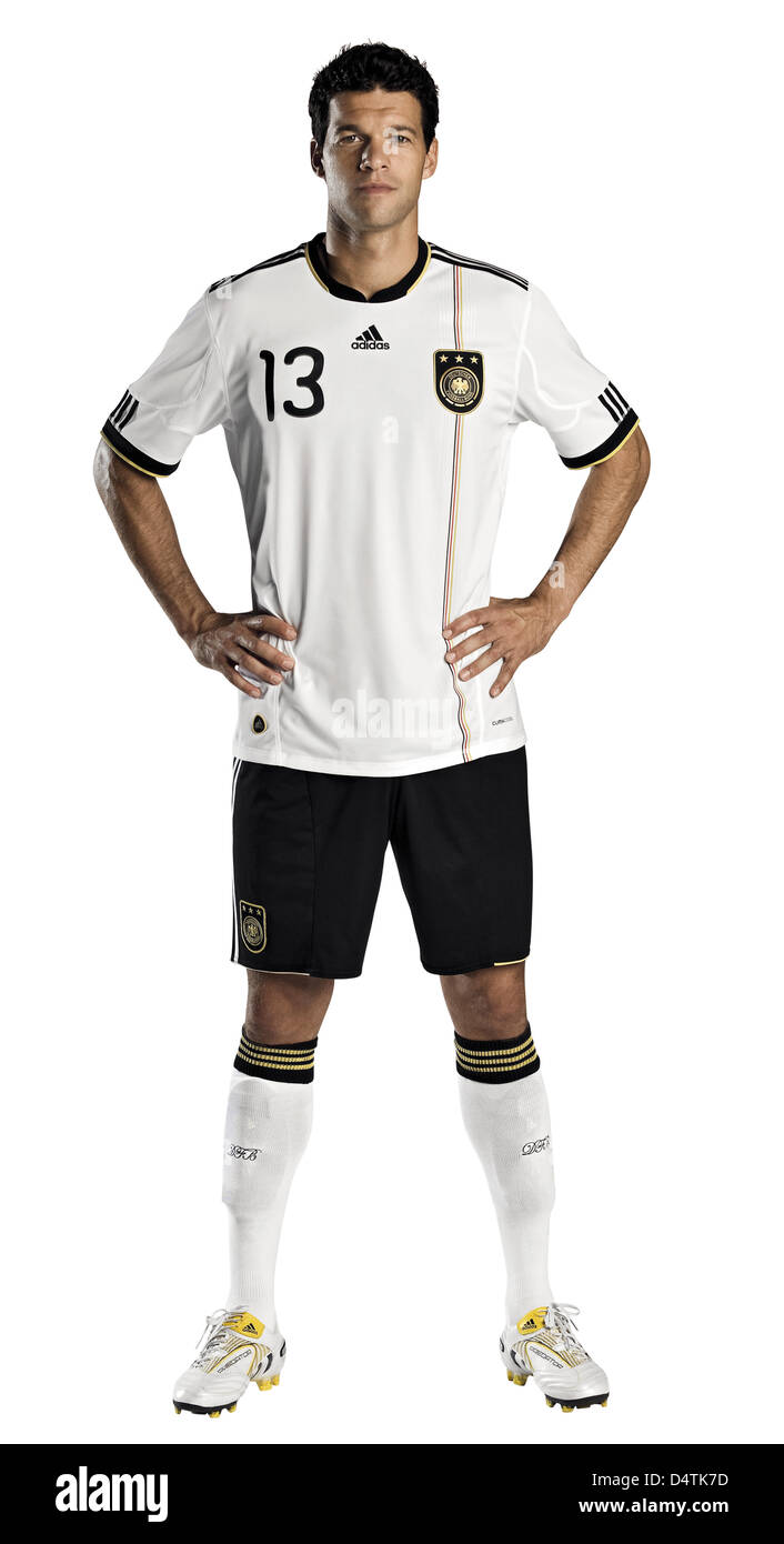 La dispensa non datata immagine mostra calcio tedesco international Michael Ballack nel new jersey del tedesco della nazionale di calcio per la Coppa del Mondo FIFA 2010 che si terrà in Sud Africa a Herzogenaurach, Germania. Il tedesco della Football Association (DFB) e fornitore adidas ha presentato le maglie del 10 novembre 2009. Foto: adidas Foto Stock