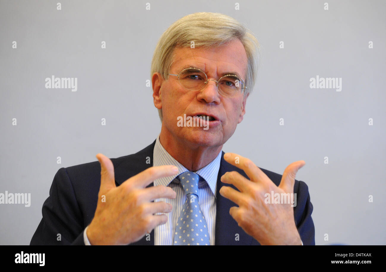 Otto Gropup amministratore delegato Michael Otto parla durante una conferenza stampa sulla joint venture del gruppo Otto e Grameen Bank ad Amburgo, Germania, 11 novembre 2009. Mailorder azienda otto obiettivi per impostare una firma per un'attività economica sostenibile e costruire un ?La Fabbrica del futuro? In Bangladesh. La fabbrica produrrà abbigliamento sotto sociale ed ecologico condizioni sostenibili, profitti sarà b Foto Stock