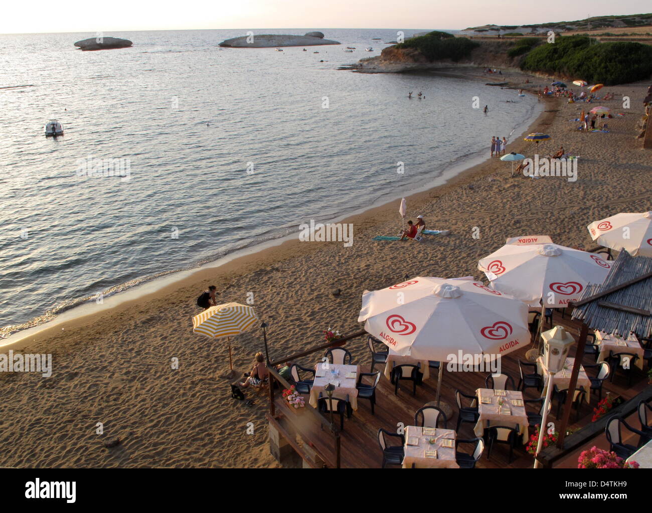 Un ristorante presso la spiaggia di S?Archittu/Torre del Pozzo sulla Sardegna, Italia, 09 settembre 2009. Foto: Roland Holschneider Foto Stock