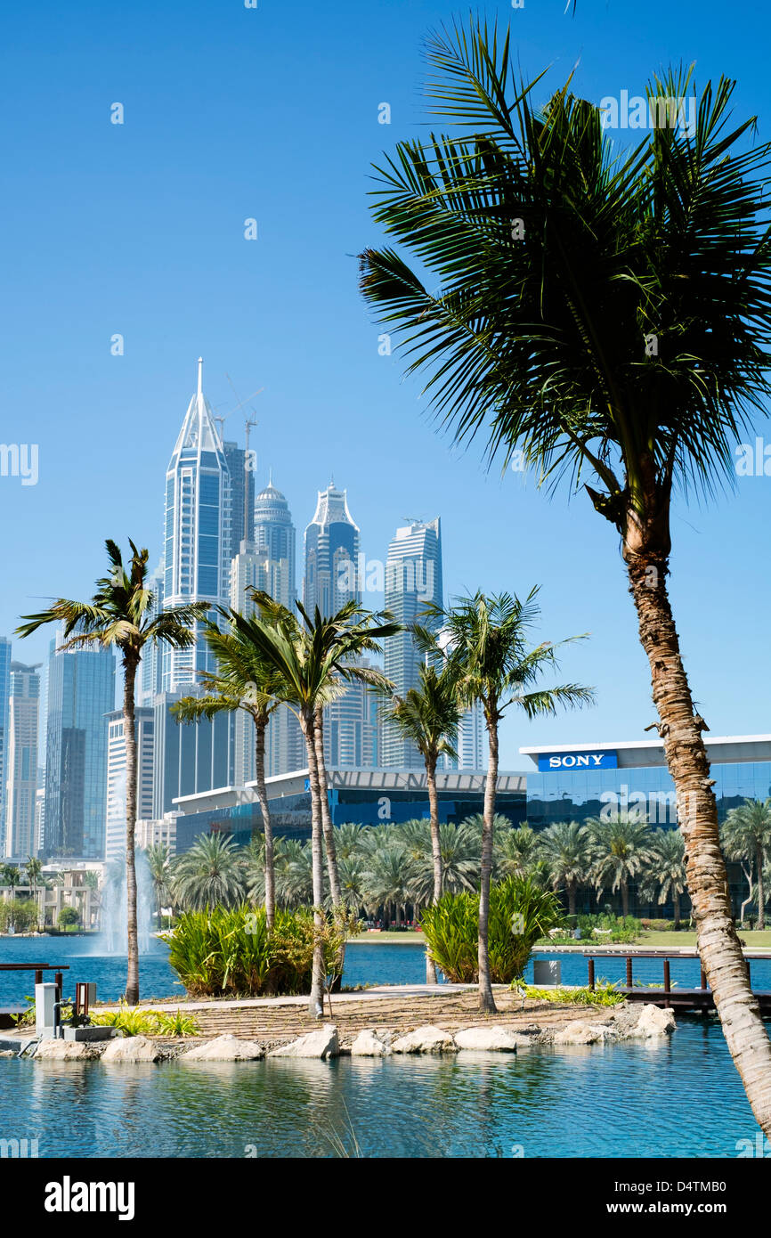 Edifici per uffici e parco paesaggistico e il lago a Dubai Internet City negli Emirati Arabi Uniti EMIRATI ARABI UNITI Foto Stock