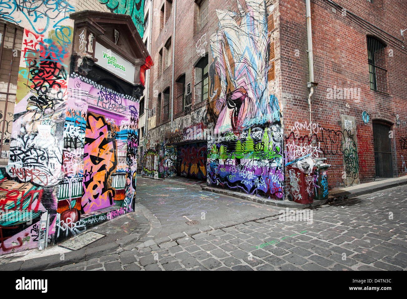 Melbourne's Hosier Lane è un celebre punto di riferimento qualora legale street art decora le pareti. Foto Stock