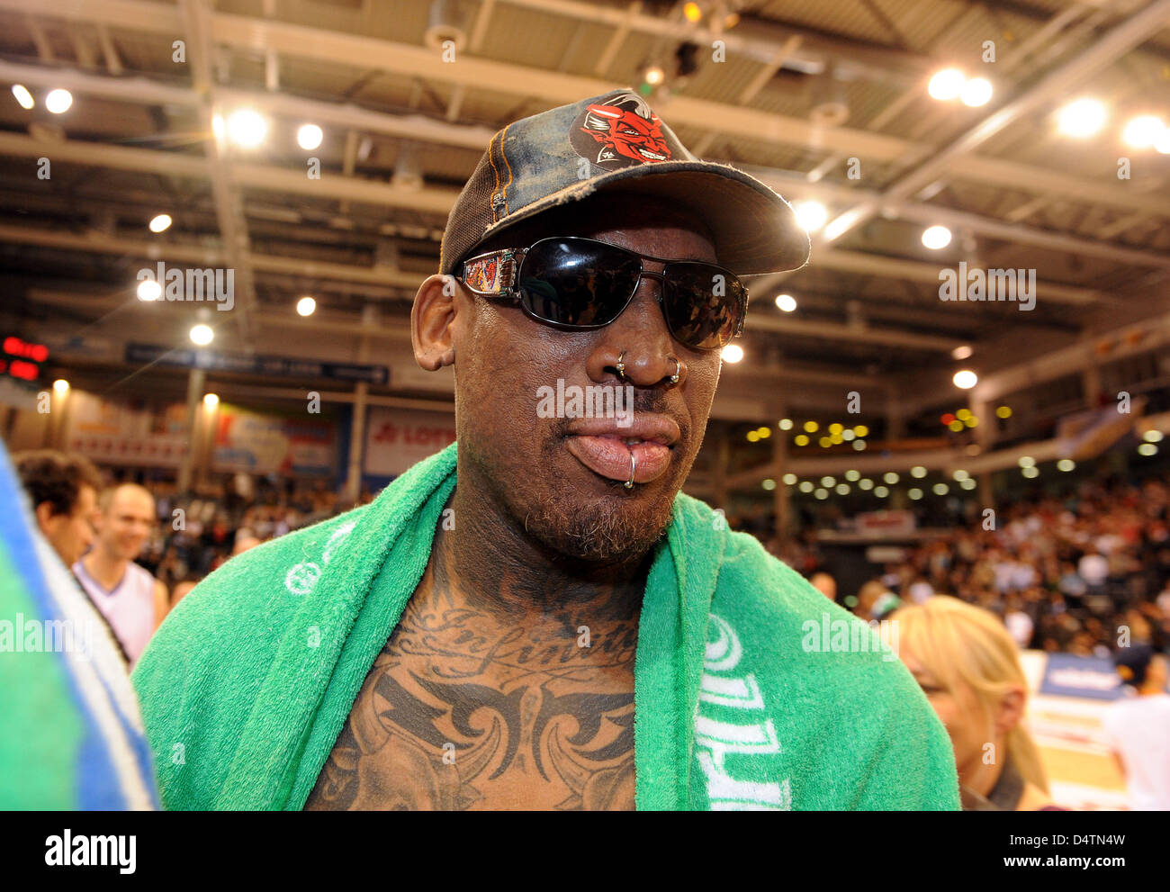 Ex stella NBA Dennis Rodman durante una partita di basket mostra match tra USA un team di leggende e di un gruppo di ex tedesco Bundesliga basket giocatori all'Arena a Treviri, Germania, 15 novembre 2009. Foto: Harald Tittel Foto Stock