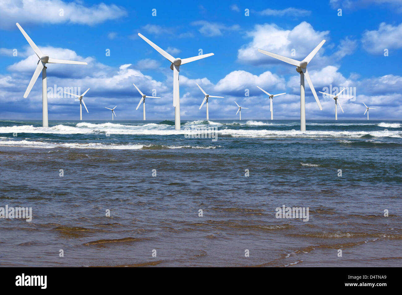 Diversi impianti eolici offshore sulla linea di orizzonte su sfondo con cielo nuvoloso Foto Stock