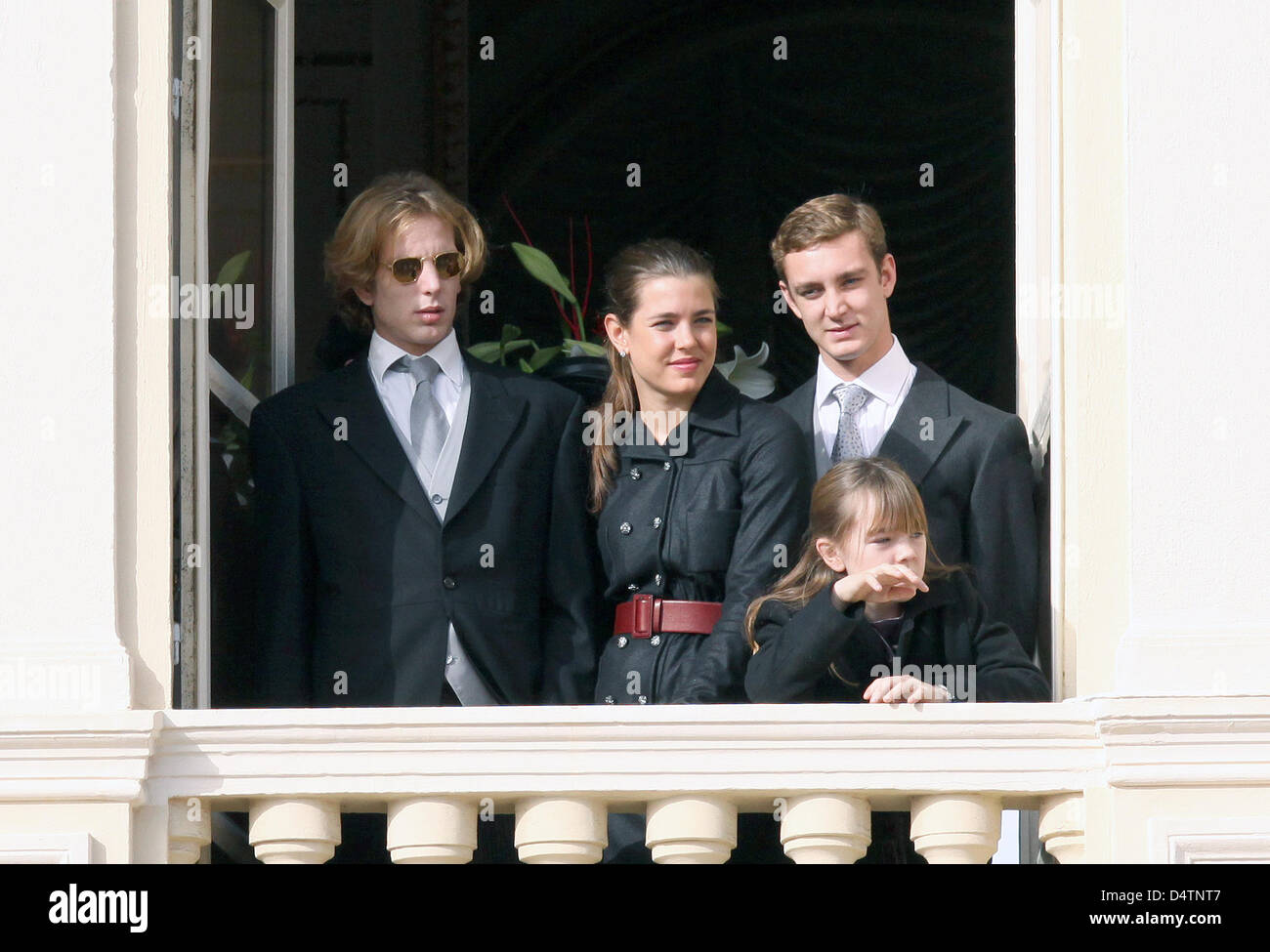 (L-R) Andrea Casiraghi, Charlotte Casiraghi, Pierre Casiraghi e la Principessa Alexandra di Hannover sorriso sul balcone durante la parata militare come parte del Monaco?s festa nazionale in Monte Carlo, Monaco, 19 novembre 2009. Foto: Albert Nieboer (PAESI BASSI) Foto Stock