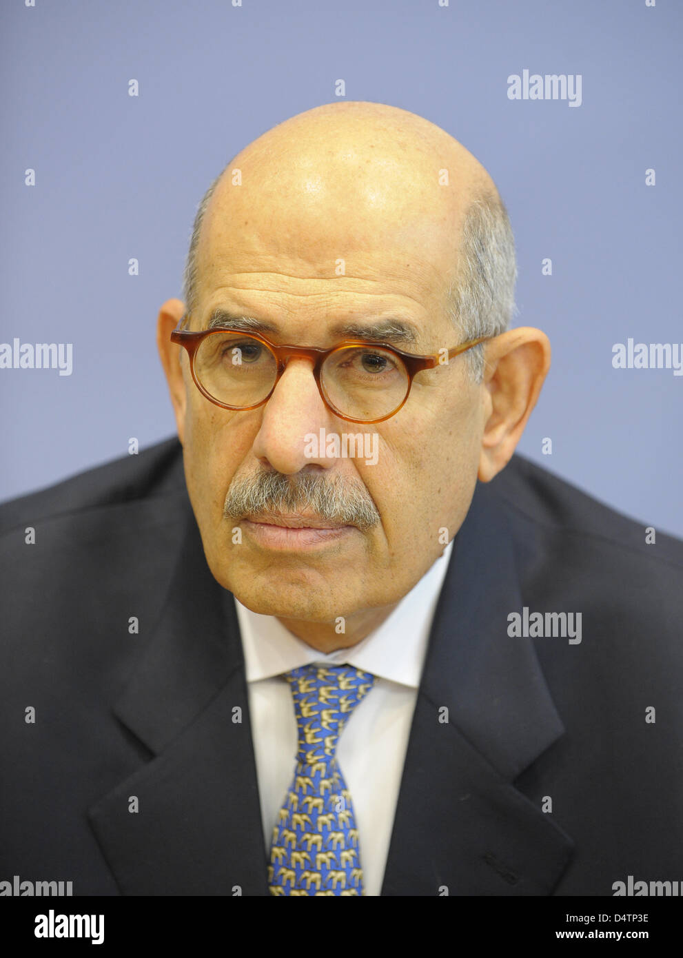 Mohamed El Baradei, direttore generale dell Agenzia Internazionale per l Energia Atomica (AIEA), sorrisi durante una conferenza stampa a Berlino, Germania, 20 novembre 2009. Il candidato di speranze per un accordo in conflitto nucleare con l'Iran fino alla fine dell'anno. Foto: Soeren Stache Foto Stock