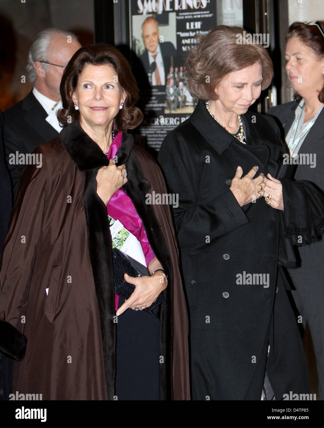 Regina Silvia di Svezia (L) e la regina Sofia di Spagna assistere al concerto per celebrare il ventesimo anniversario del Bambino delle Nazioni Unite convenzione del diritto a Berwaldhallen di Stoccolma, Svezia, 19 novembre 2009. Foto: Patrick van Katwijk Foto Stock