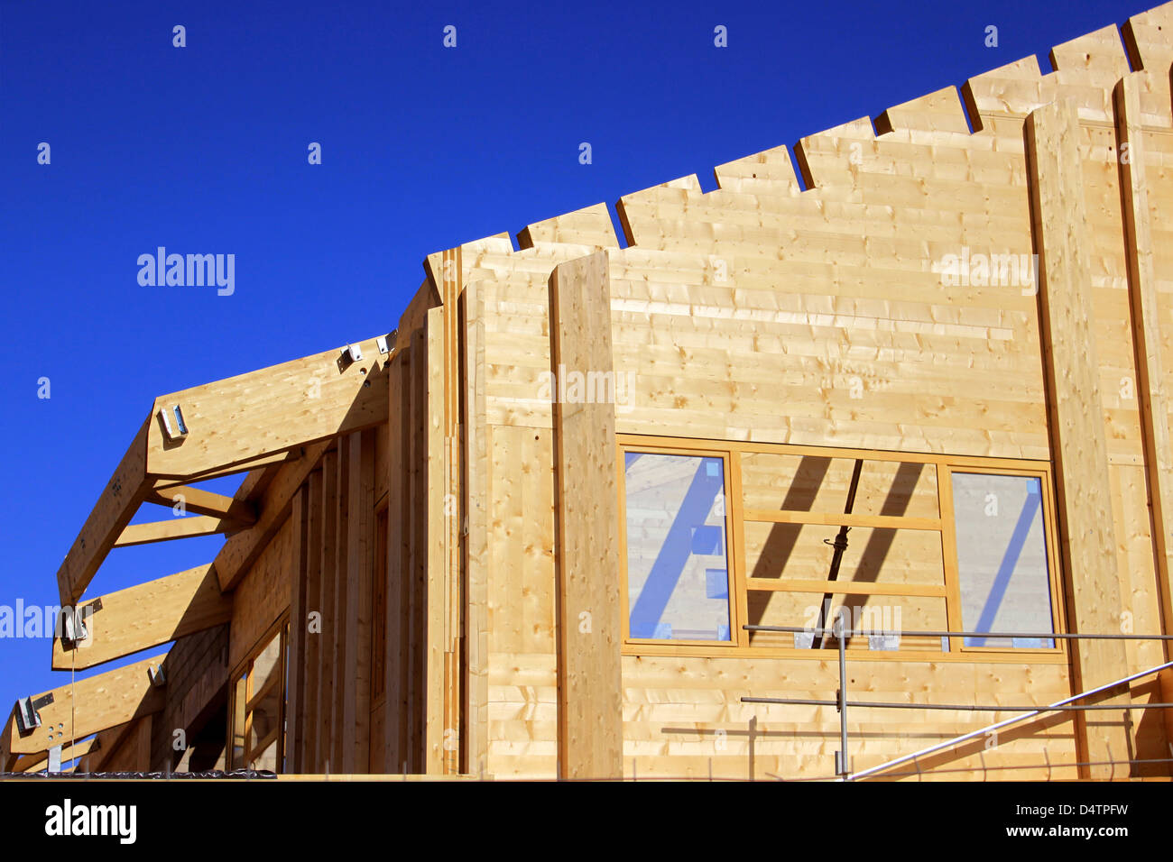 Legno naturale la costruzione di una casa o di un commercio verde per un isolamento di energia Foto Stock