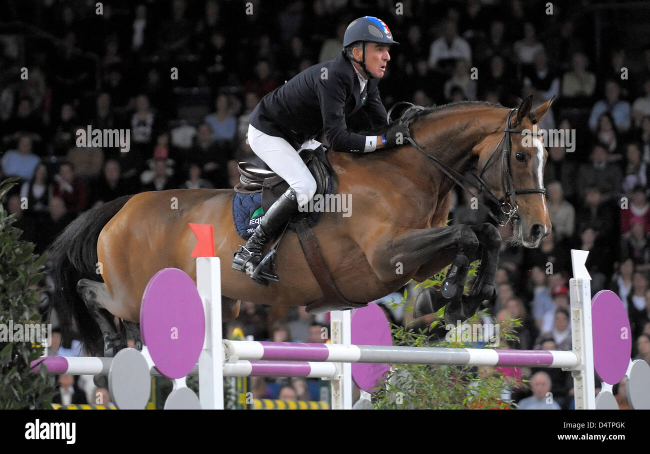 Il francese mostra il ponticello Michel Robert e il suo cavallo Kellemoi de Pepita visto in azione durante il Gran Premio tedesco del Masters di Stoccarda, Germania, 22 novembre 2009. Foto: Ronald Wittek Foto Stock