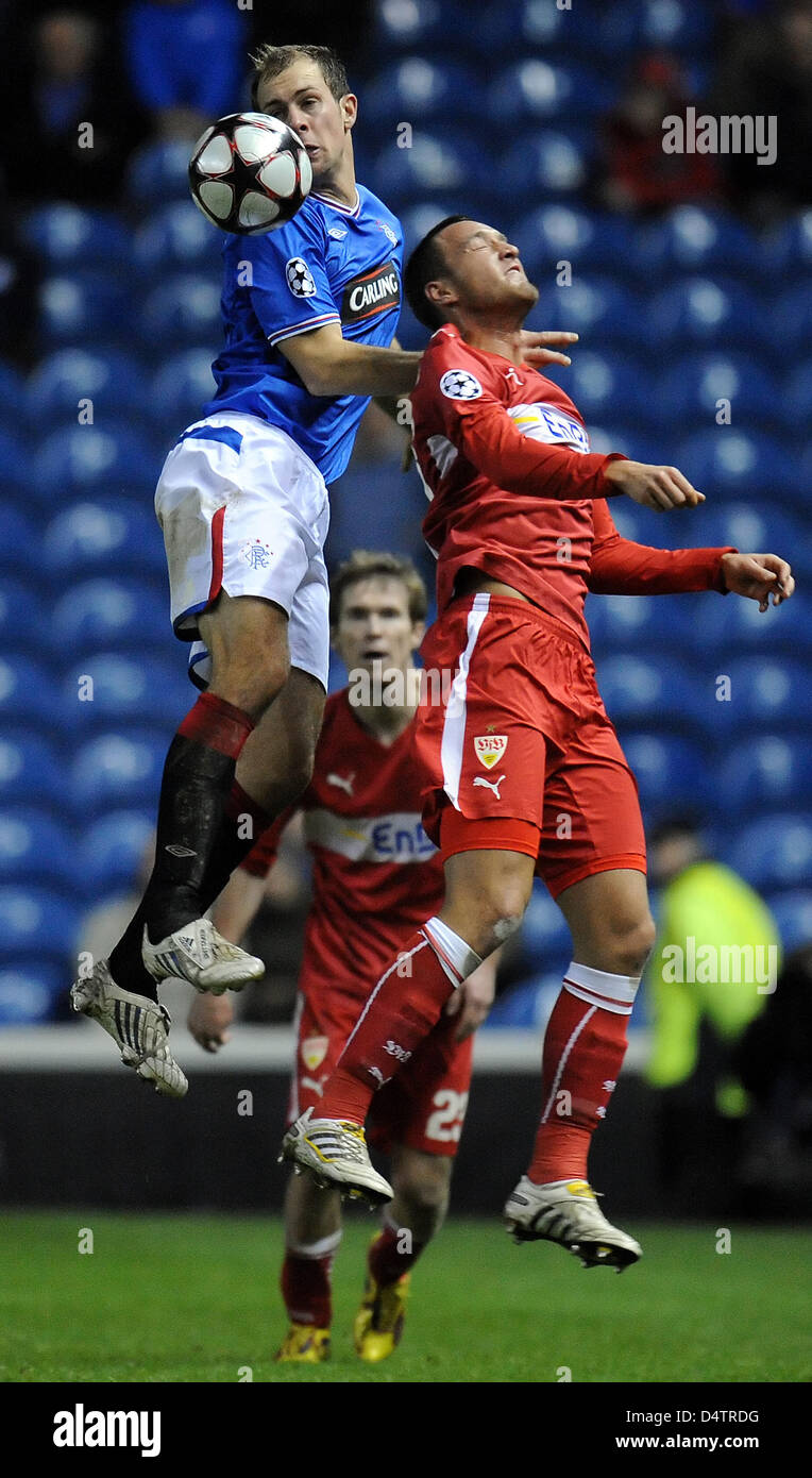 Glasgow?s Steven Whittaker (L) combatte per la palla con Stoccarda?s Julian Schieber durante la Champions League match tra lato scozzese di Glasgow Rangers e la Bundesliga tedesca club VfB Stoccarda al Ibrox Stadium di Glasgow, Scozia, 24 novembre 2009. Stoccarda sconfitto Glasgow 2-0. Foto: Ronald Wittek Foto Stock