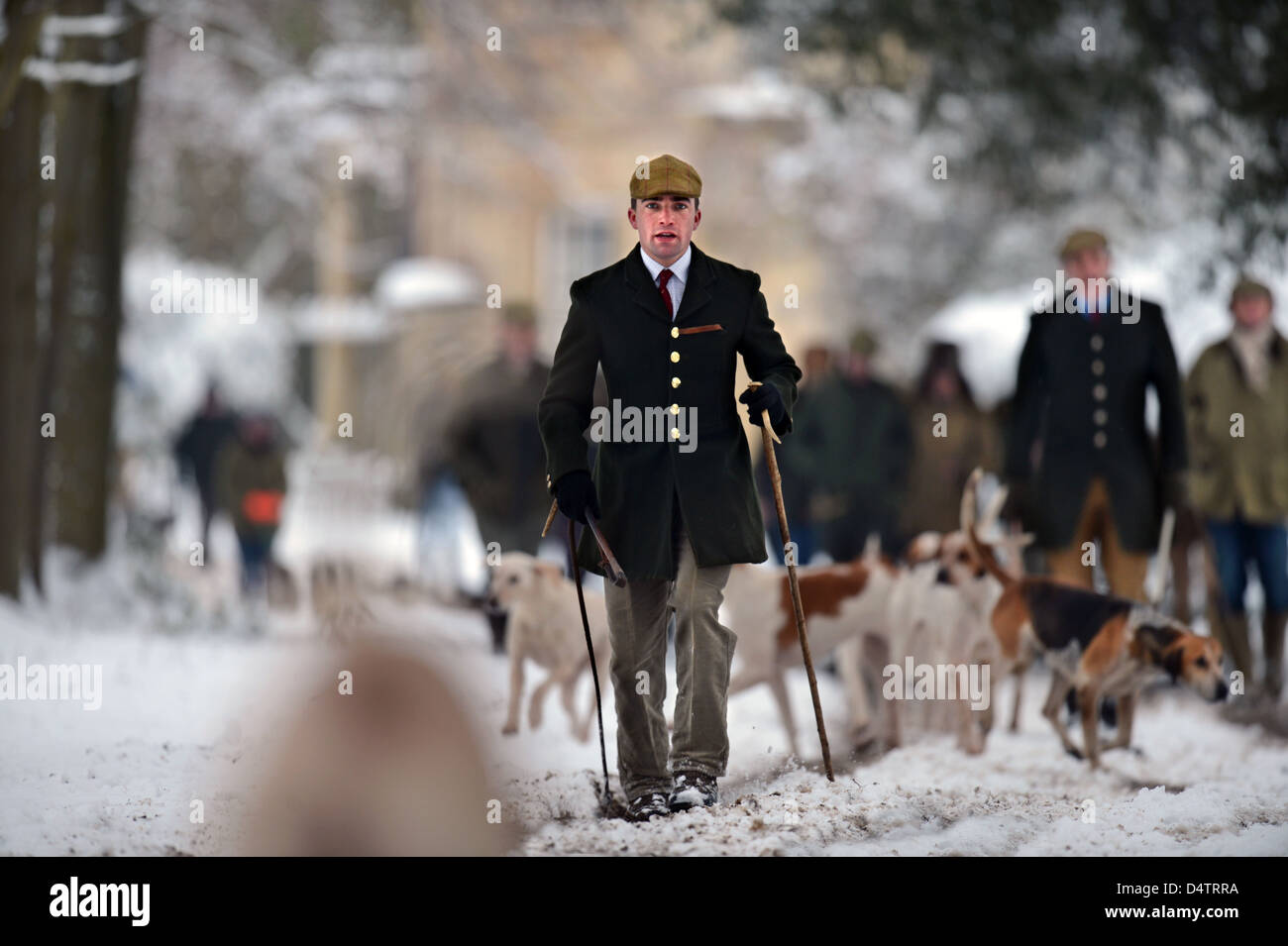 Il Beaufort Hunt che esercitano i loro cani nel Parco di Badminton esse erano in grado di cacciare a causa della neve - Primo Whipper-in Fredd Foto Stock