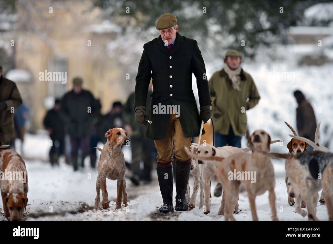 Il Beaufort Hunt che esercitano i loro cani nel Parco di Badminton esse erano in grado di cacciare a causa della neve - Huntsman Tony Holdswor Foto Stock