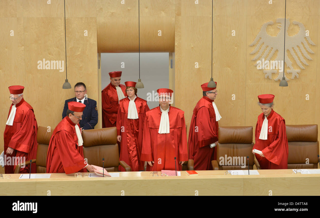 Il secondo senato della corte costituzionale tedesca (L-R) Michael Gerhardt, Herbert Landau, Peter Mueller, Monika Hermanns, Andreas Vosskuhle, Peter Huber e Gertrude Luebbe-Wolff, annunciare il verdetto riguardante l'ammissibilità giuridica degli accordi conclusi all'interno di processi penali a Karlsruhe, Germania, 19 marzo 2013. La Corte ha approvato la possibilità di accordi o i cosiddetti accordi come lungo come giudici e avvocati di mantenere le regole e le leggi. Foto: Uli Deck Foto Stock